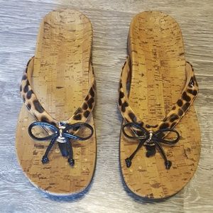 Vionic cheetah print flip flop sandals